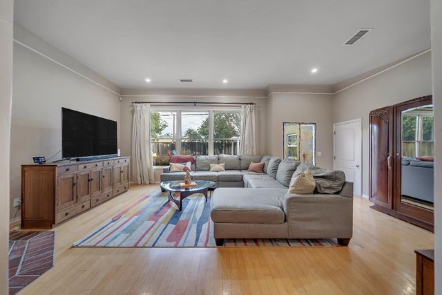 322 N Santa Ana Ave, Modesto, CA 95354