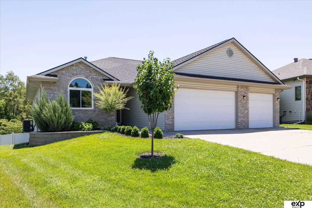 230 E View Drive, Council Bluffs, IA 51503