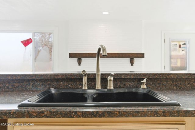 5533 Bruce Ave, Louisville, KY 40214