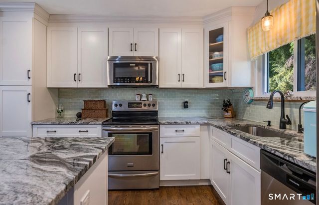 15 Carriage Drive, Clinton, CT 06413