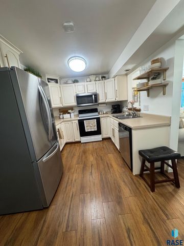 5205 W Thurman Dr, Sioux Falls, SD 57106
