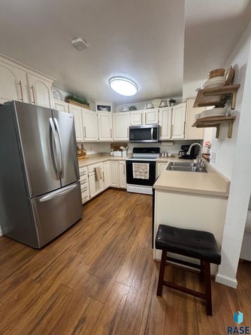 5205 W Thurman Dr, Sioux Falls, SD 57106