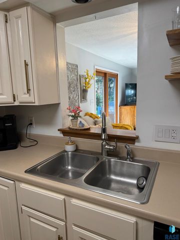 5205 W Thurman Dr, Sioux Falls, SD 57106