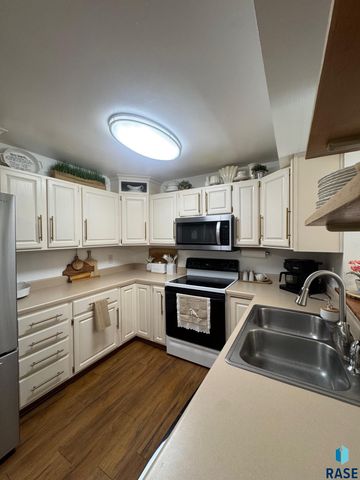 5205 W Thurman Dr, Sioux Falls, SD 57106