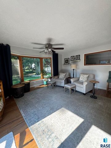 5205 W Thurman Dr, Sioux Falls, SD 57106