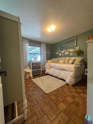 5205 W Thurman Dr, Sioux Falls, SD 57106
