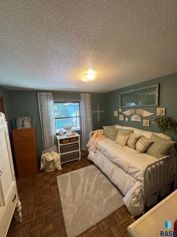 5205 W Thurman Dr, Sioux Falls, SD 57106