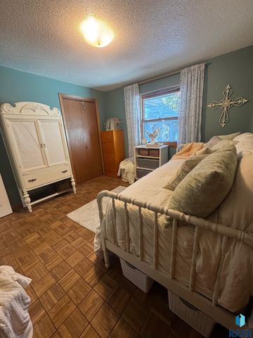 5205 W Thurman Dr, Sioux Falls, SD 57106