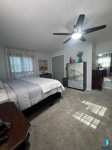 5205 W Thurman Dr, Sioux Falls, SD 57106