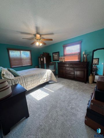 5205 W Thurman Dr, Sioux Falls, SD 57106
