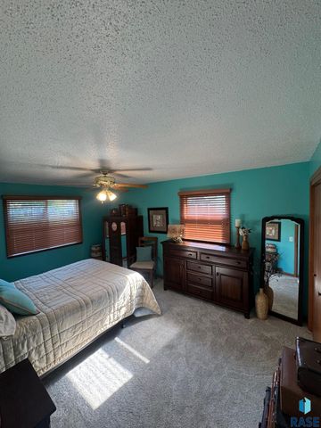5205 W Thurman Dr, Sioux Falls, SD 57106