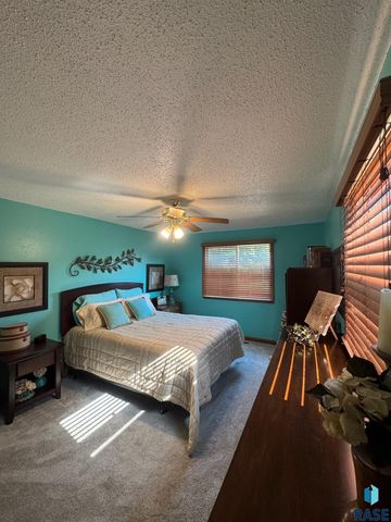 5205 W Thurman Dr, Sioux Falls, SD 57106