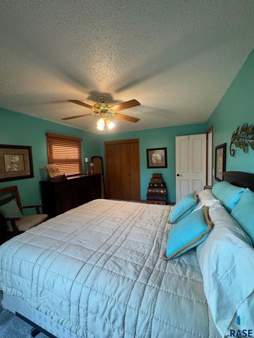 5205 W Thurman Dr, Sioux Falls, SD 57106