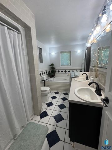 5205 W Thurman Dr, Sioux Falls, SD 57106