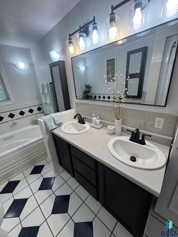 5205 W Thurman Dr, Sioux Falls, SD 57106