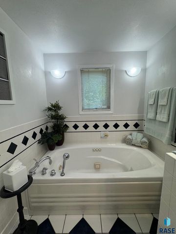 5205 W Thurman Dr, Sioux Falls, SD 57106