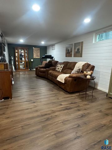 5205 W Thurman Dr, Sioux Falls, SD 57106
