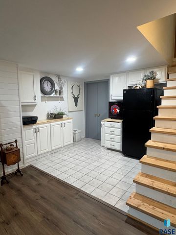5205 W Thurman Dr, Sioux Falls, SD 57106