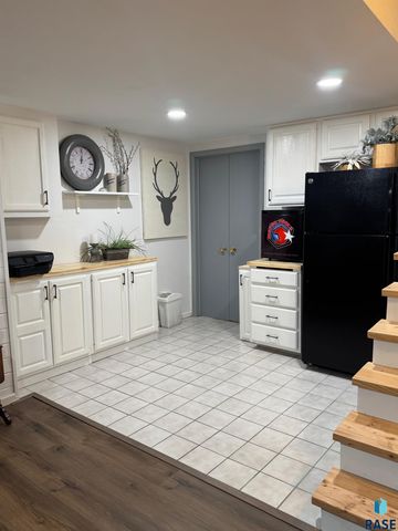 5205 W Thurman Dr, Sioux Falls, SD 57106