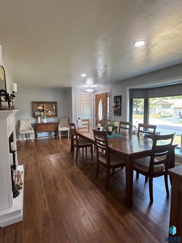 5205 W Thurman Dr, Sioux Falls, SD 57106