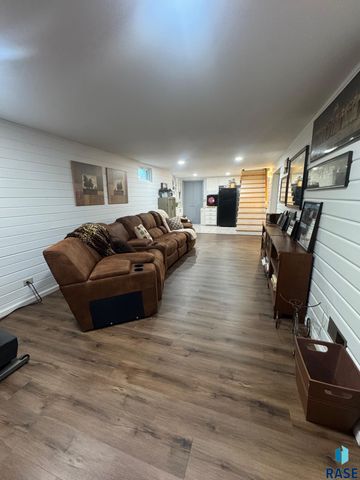 5205 W Thurman Dr, Sioux Falls, SD 57106