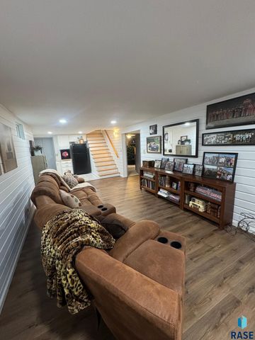 5205 W Thurman Dr, Sioux Falls, SD 57106