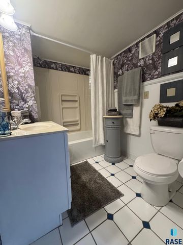 5205 W Thurman Dr, Sioux Falls, SD 57106