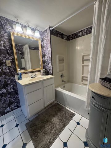 5205 W Thurman Dr, Sioux Falls, SD 57106