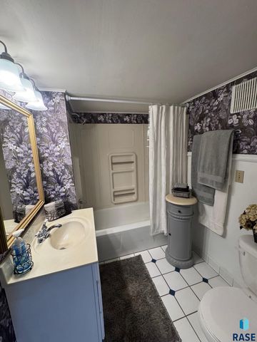 5205 W Thurman Dr, Sioux Falls, SD 57106