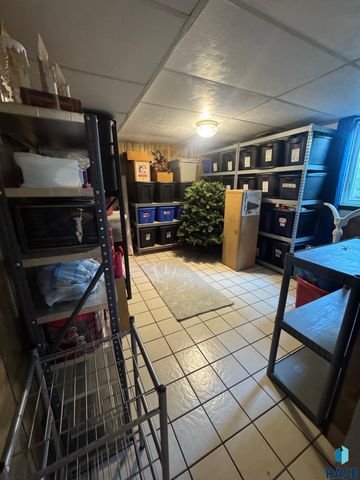 5205 W Thurman Dr, Sioux Falls, SD 57106