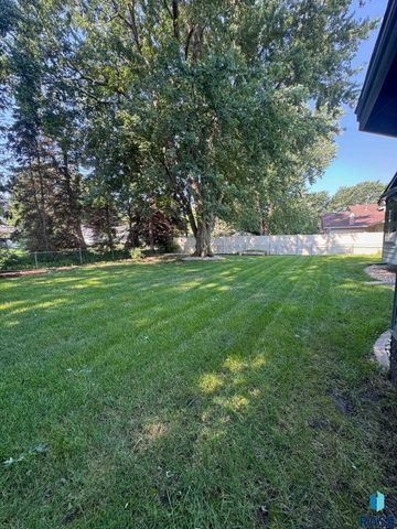 5205 W Thurman Dr, Sioux Falls, SD 57106