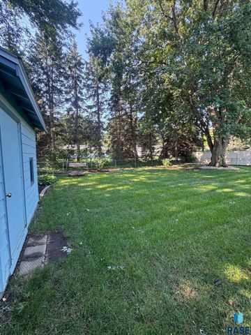5205 W Thurman Dr, Sioux Falls, SD 57106