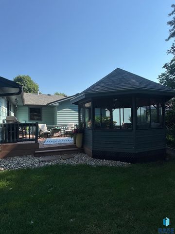 5205 W Thurman Dr, Sioux Falls, SD 57106