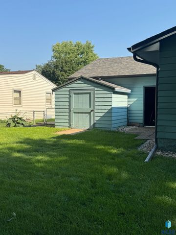 5205 W Thurman Dr, Sioux Falls, SD 57106