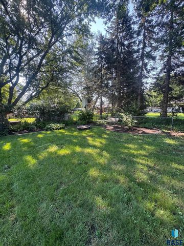 5205 W Thurman Dr, Sioux Falls, SD 57106