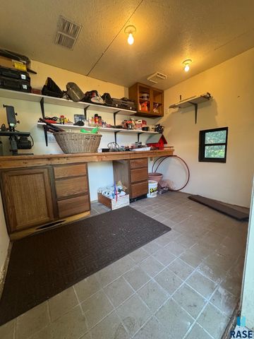5205 W Thurman Dr, Sioux Falls, SD 57106