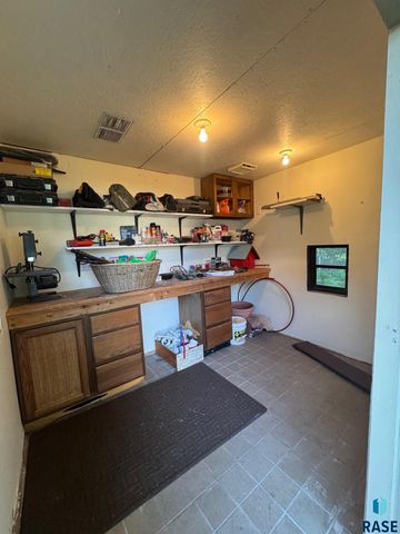 5205 W Thurman Dr, Sioux Falls, SD 57106