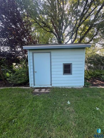 5205 W Thurman Dr, Sioux Falls, SD 57106