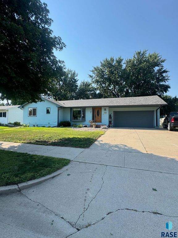 5205 W Thurman Dr, Sioux Falls, SD 57106