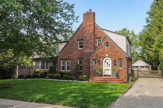 29 Orchard St, Mendham Boro, NJ 07945