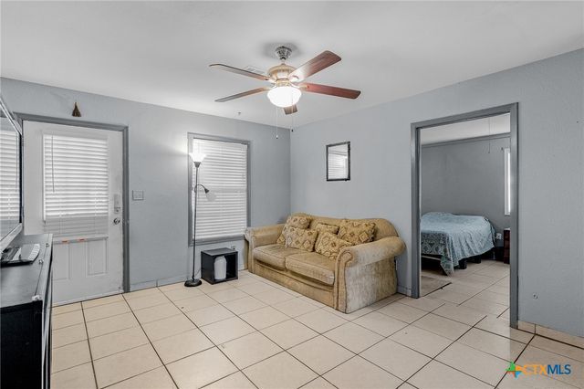 705 E Hiller Street, Victoria, TX 77901