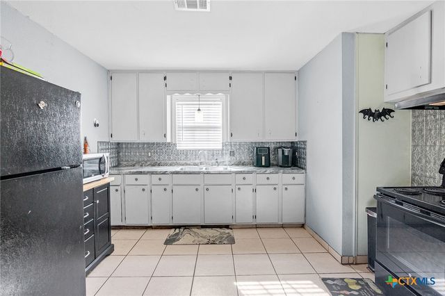 705 E Hiller Street, Victoria, TX 77901