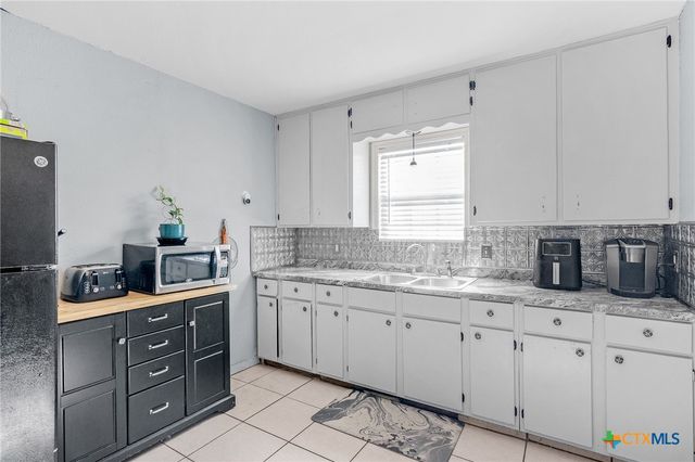 705 E Hiller Street, Victoria, TX 77901