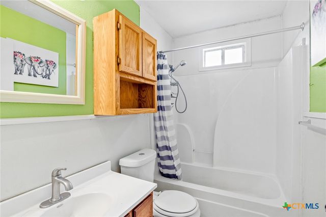 705 E Hiller Street, Victoria, TX 77901