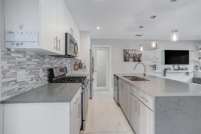 11940 NW 33rd St, Sunrise, FL 33323