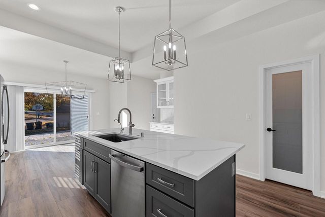 10915 W Wisconsin AVENUE, Wauwatosa, WI 53226