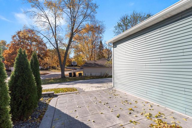 10915 W Wisconsin AVENUE, Wauwatosa, WI 53226