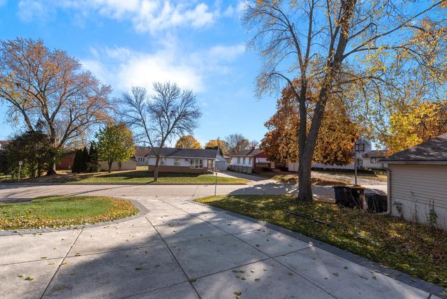 10915 W Wisconsin AVENUE, Wauwatosa, WI 53226
