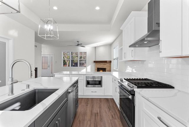 10915 W Wisconsin AVENUE, Wauwatosa, WI 53226