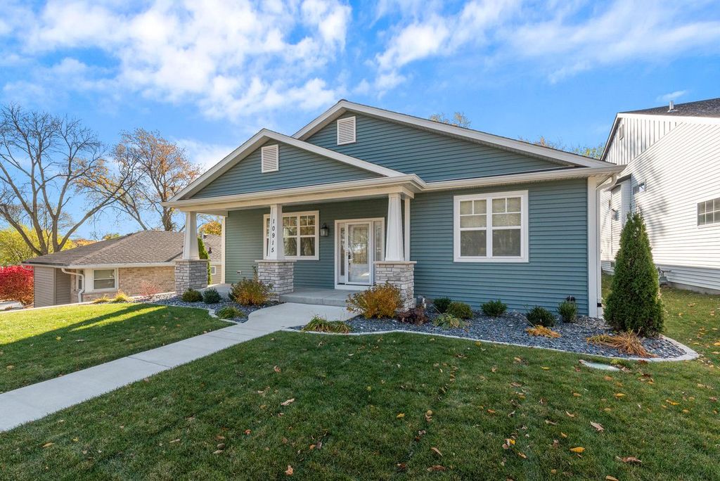 10915 W Wisconsin AVENUE, Wauwatosa, WI 53226